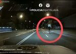 Kolobežkár v Bratislave unikal policajtom rýchlosťou 100 km/h. Zastavil ho náraz do nákladiaka Kolobežkár v Bratislave unikal policajtom rýchlosťou 100 km/h