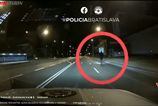 Kolobežkár v Bratislave unikal policajtom rýchlosťou 100 km/h. Zastavil ho náraz do nákladiaka