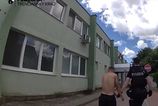 Kuriózne zadržanie v Trenčíne: mladík vypil kávu a zjedol marhule, v inom dome ukradol peňaženku