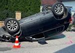 Na strednom Slovensku vodič narazil autom do stĺpa, prevrátil auto a ušiel