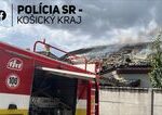 Po výbuchu začal horieť rodinný dom v Čani, zranila sa jedna osoba Po výbuchu začal horieť rodinný dom v Čani, zranila sa jedna osoba