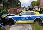Rýchlo a zbesilo po poľsky: Mustang opitého vodiča dostal majáky, aj tak skončil v plote