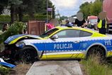 Rýchlo a zbesilo po poľsky: Mustang opitého vodiča dostal majáky, aj tak skončil v plote
