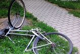 Tragédia v Veľkých Kostoľanoch. Seniorka na bicykli po zrážke s autom v nemocnici zomrela