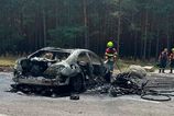 Tragickú zrážku na Záhorí neprežil motorkár, auto zničil požiar