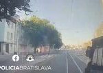 VIDEO: Vodič električky už nemal šancu zabrzdiť. Zametacie vozidlo po zrážke skončilo na boku VIDEO: Vodič električky už nemal šancu zabrzdiť