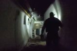 Z reštaurácie chceli vo vreciach odniesť mrazené mäso, dvoch podgurážených mužov polícia zadržala na streche objektu (+video)