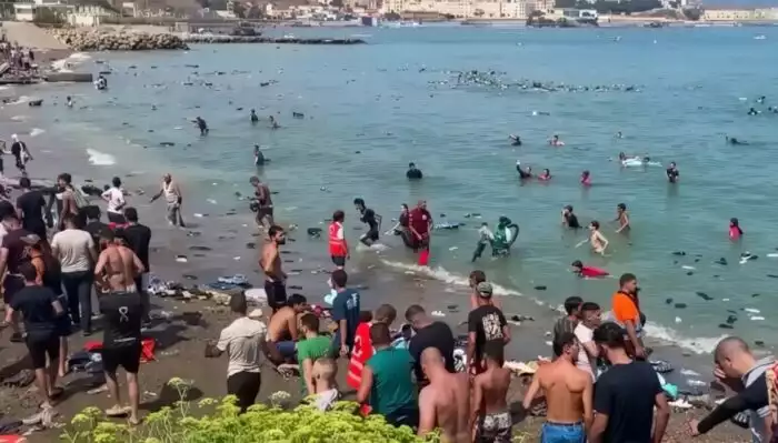 Kto vlastne vydiera Európu hrozbou prílevu Afričanov?