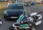 Po náraze Tesly do policajnej motorky v Bratislave zistili, že taxikár vozil ľudí na Lovestream zdrogovaný