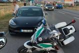 Po náraze Tesly do policajnej motorky v Bratislave zistili, že taxikár vozil ľudí na Lovestream zdrogovaný