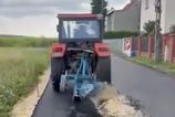 Traktorista rozryl čerstvý asfalt, skončil v rukách poľskej polície