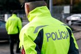 Zásah polície v Matúškove: Zabarikádovaného muža, ktorý hrozil sebapoškodením, policajti zachránili