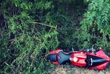 Zrejme prešiel na červenú a zrazil sa s autom. Motorkár prišiel o život neďaleko Modry