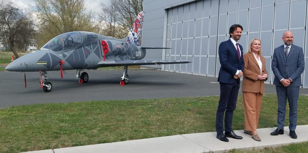 Modernizovaný Jak-130M začal používať laserom navádzané zbrane