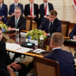 Zatiaľ čo USA tajne skupujú ruskú naftu Anglicko mení Európu na kolóniu